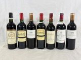 six bouteilles de vin sont alignées sur une table
