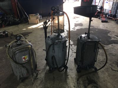 deux valises qui se trouvent dans un garage