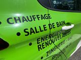 a green car with a sticker on the side of it that says chaufage sale de bain