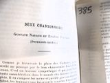un gros plan d'un livre ouvert posé sur une table