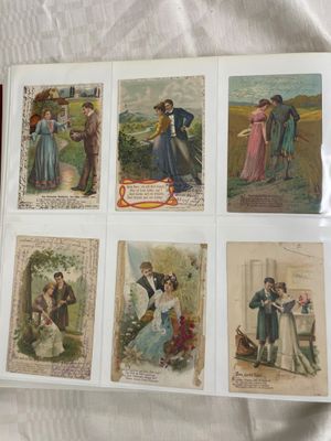 1 Classeur bordeaux avec des CPA sur les couples entre 1914 …