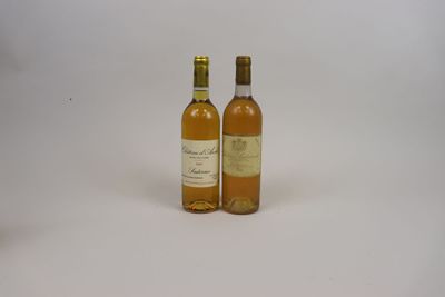 deux bouteilles de vin posées l'une à côté de l'autre sur une table