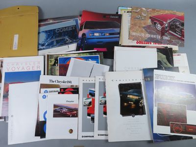 tout un tas de brochures automobiles posées sur la table