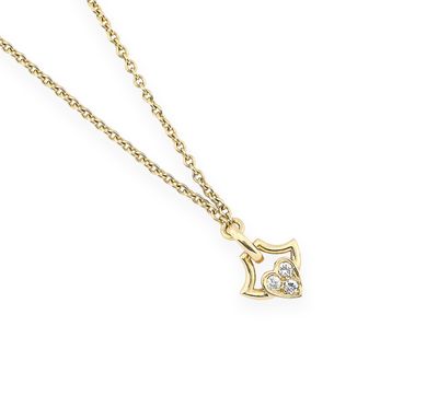 un collier en or avec un pendentif en forme de cœur serti d'un diamant, monté sur une chaîne