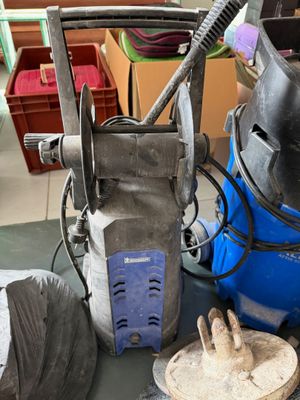 la photo d'une table sur laquelle sont posés de nombreux outils