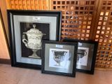 trois photos encadrées représentant des vases, posées les unes à côté des autres sur le sol
