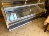 une photo d'une vitrine réfrigérée dans un restaurant