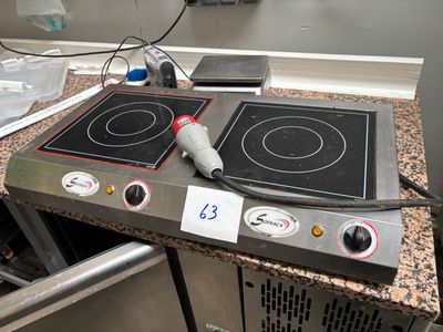 une photo d'une cuisine avec une cuisinière et une plaque de cuisson