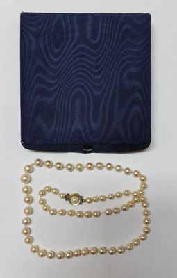 Un collier de perles de culture, fermoir en or 750mm (18k).