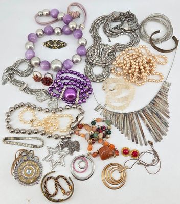 BIJOUX. Lot de bijoux fantaisies.