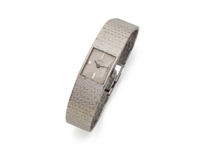 une image d'une montre-bracelet sur une surface blanche avec un fond blanc