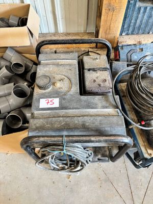 une photo montrant un tas d'appareils électriques divers dans un garage