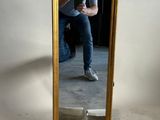 un homme se prenant en photo dans un miroir