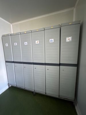 quatre casiers dans une pièce au sol vert