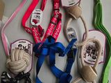 tout un tas de laisses pour chiens posées sur une table