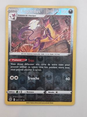 gros plan d'une carte pokemon sur une surface blanche