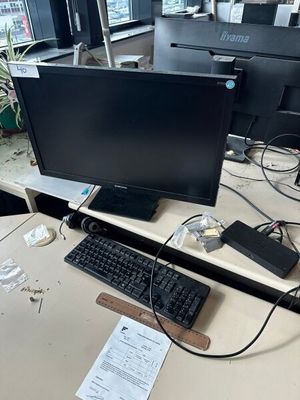 un bureau sur lequel sont posés deux écrans d'ordinateur et un clavier