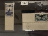 deux timbres dans une vitrine accrochée au mur