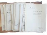 une grande quantité de papiers empilés les uns sur les autres