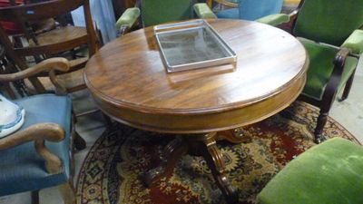 de nombreuses chaises et une table sur laquelle est posé un tableau