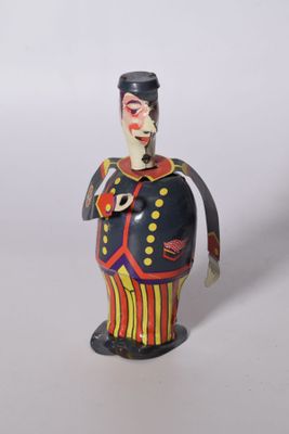 une figurine représentant un clown avec une pipe à la bouche