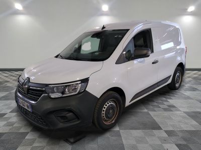 la photo d'une camionnette blanche sur un sol en damier