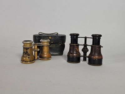un lot composé de trois jumelles anciennes et d'un étui