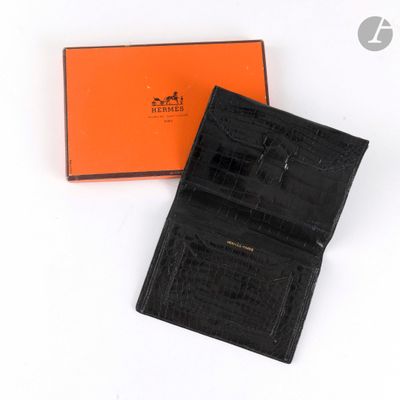 une image représentant un portefeuille noir avec une boîte orange en arrière-plan