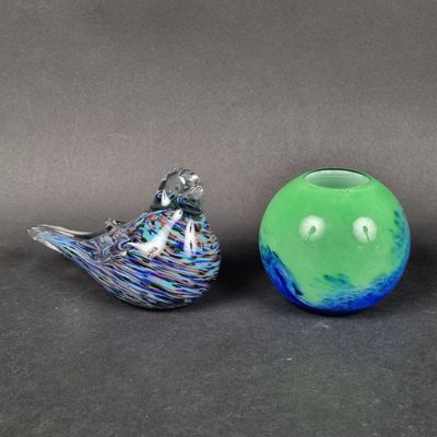deux oiseaux en verre posés l'un à côté de l'autre sur une table