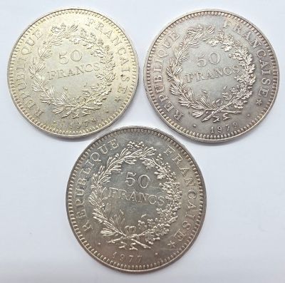 trois types de pièces différents sur une surface blanche
