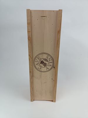 une boîte en bois portant un logo sur fond blanc
