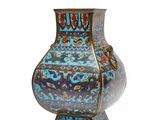 une image représentant un vase orné d'un motif bleu et rouge
