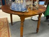 une table sur laquelle sont posés de nombreux verres, dans un magasin