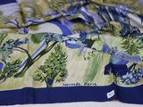 un gros plan sur un lit recouvert d'une couette à motifs floraux bleus et verts
