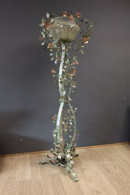 un vase posé sur un socle dans une pièce