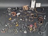 de nombreux types de bijoux sur la table