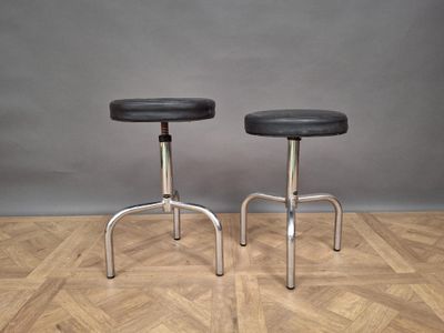 Paire de tabourets en tubulure à assise garnie de similicuir…