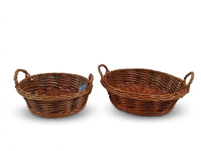 une paire de paniers en osier marron munis de poignées