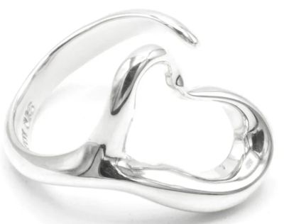 bague en forme de cœur plaquée argent sur fond blanc