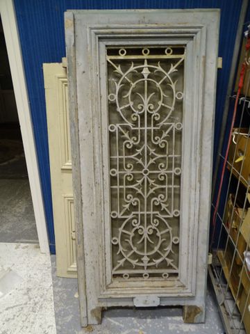 Ancienne porte (démontée) en chêne avec grille en fer forgé  (H e...