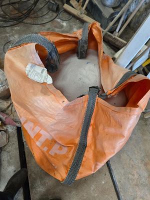 un sac orange posé par terre