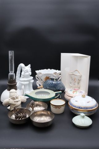 Vase d’église, un coffret, chat, lampe, théière Tharaud (couvercl...