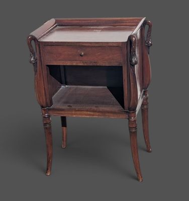 une vieille table en bois surmontée d'un tiroir