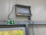 un panneau indiquant une issue de secours suspendu au plafond d'un immeuble