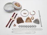 un grand nombre d'objets posés sur une table