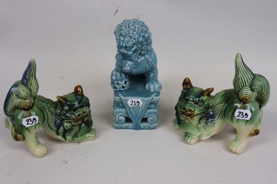 Lot de trois pièces en céramique de couleurs "chiens de Fô".