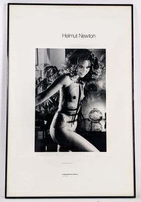 Grande affiche d’une photographie de Helmut NEWTON « Rue Aub… - Photo 1