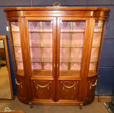 une photo d'une vitrine en bois dotée de portes vitrées