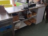 un homme debout devant un comptoir dans un magasin