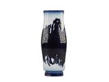 un vase bleu orné d'un cheval sur fond blanc
